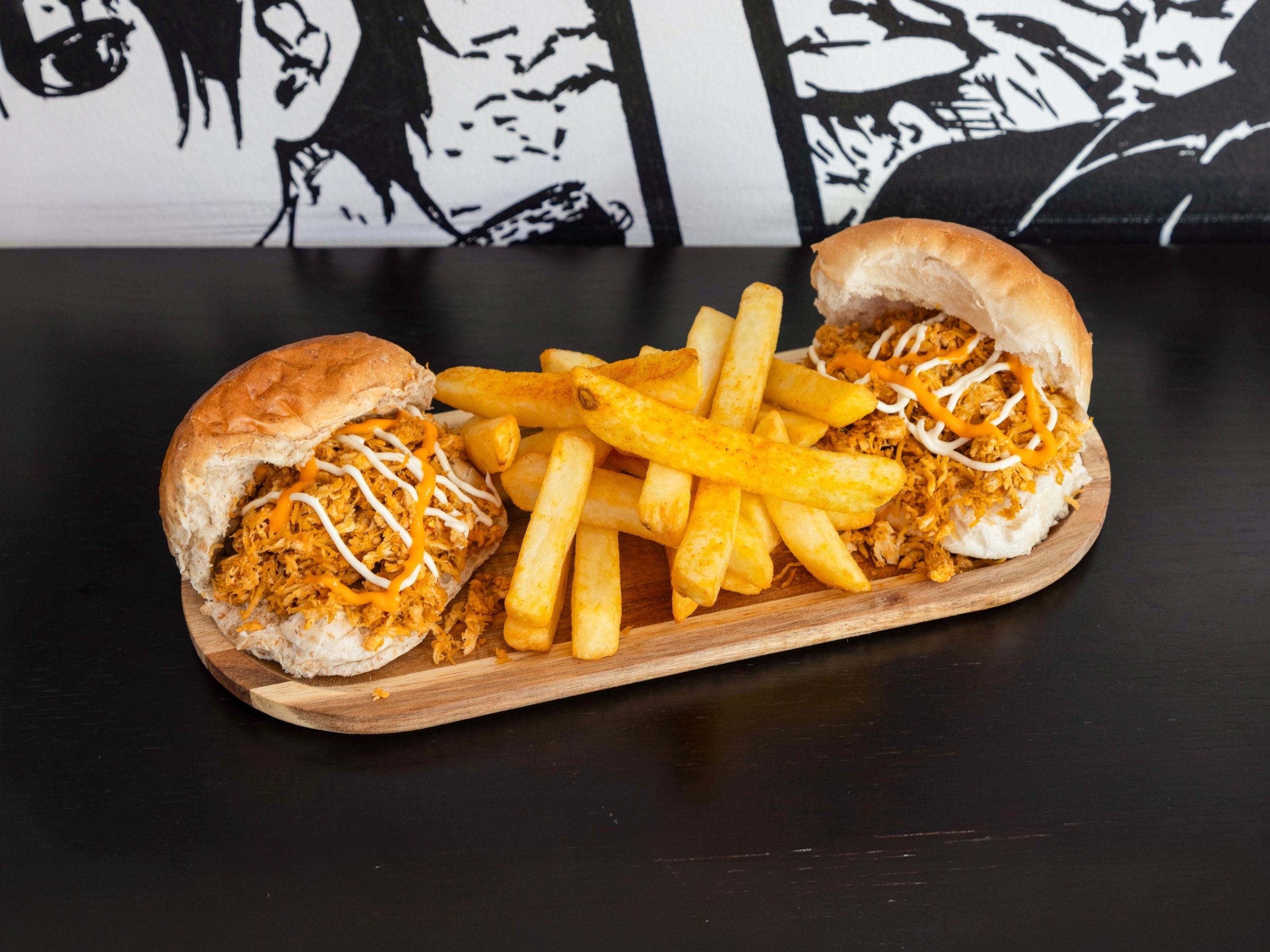 Pulled chicken bun met frieten bij Fully Loaded